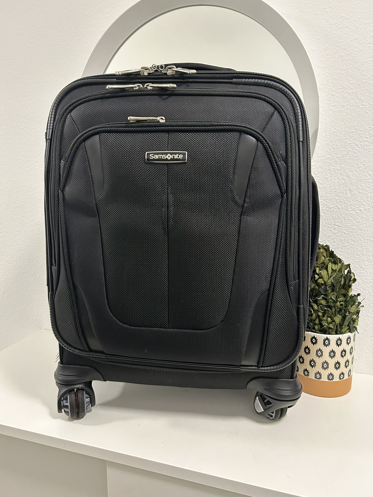 Samsonite Carry On Luggage for Sale in Redmond, WA OfferUp