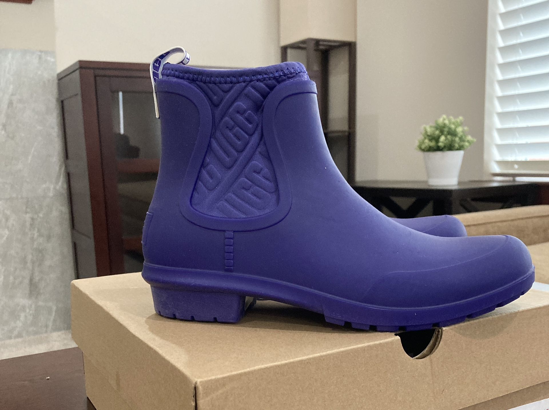 BNIB Purple Ugg Chevonne Chelsea Waterproof Rain Boots