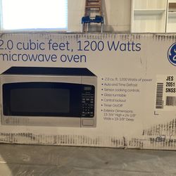 GE 2.0 cubic ft 1200 watt microwave - like new