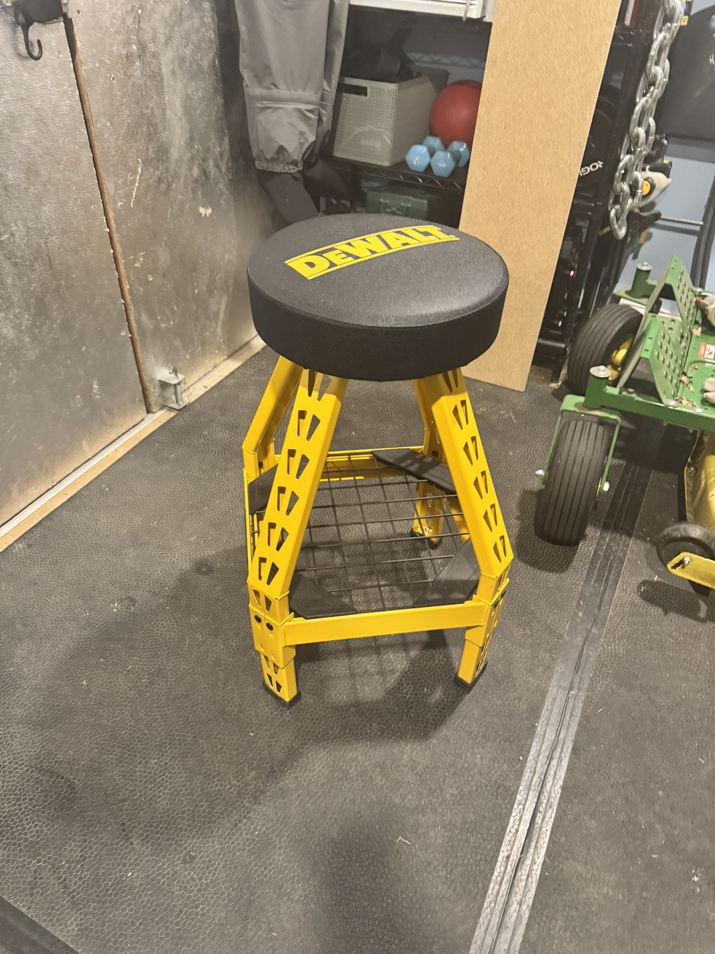 Dewalt swivel shop stool