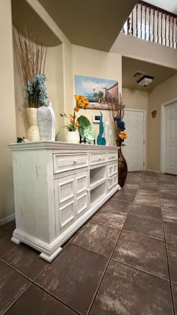 Beautiful Isabella white console /tv stand in excellent condition