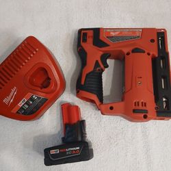 Milwaukee 2470-20 M12 Cordless PVC Plastic Pipe Shear with 4Ah Battery Charger