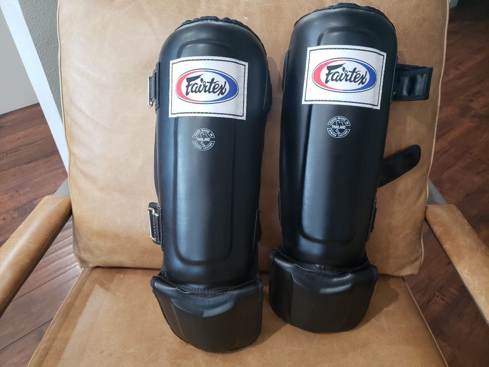 Fairtex Pro Style Shin Guards with step in