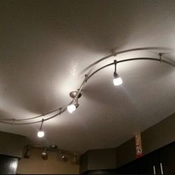 Flexible line voltage
Track lighting kit brand new
.