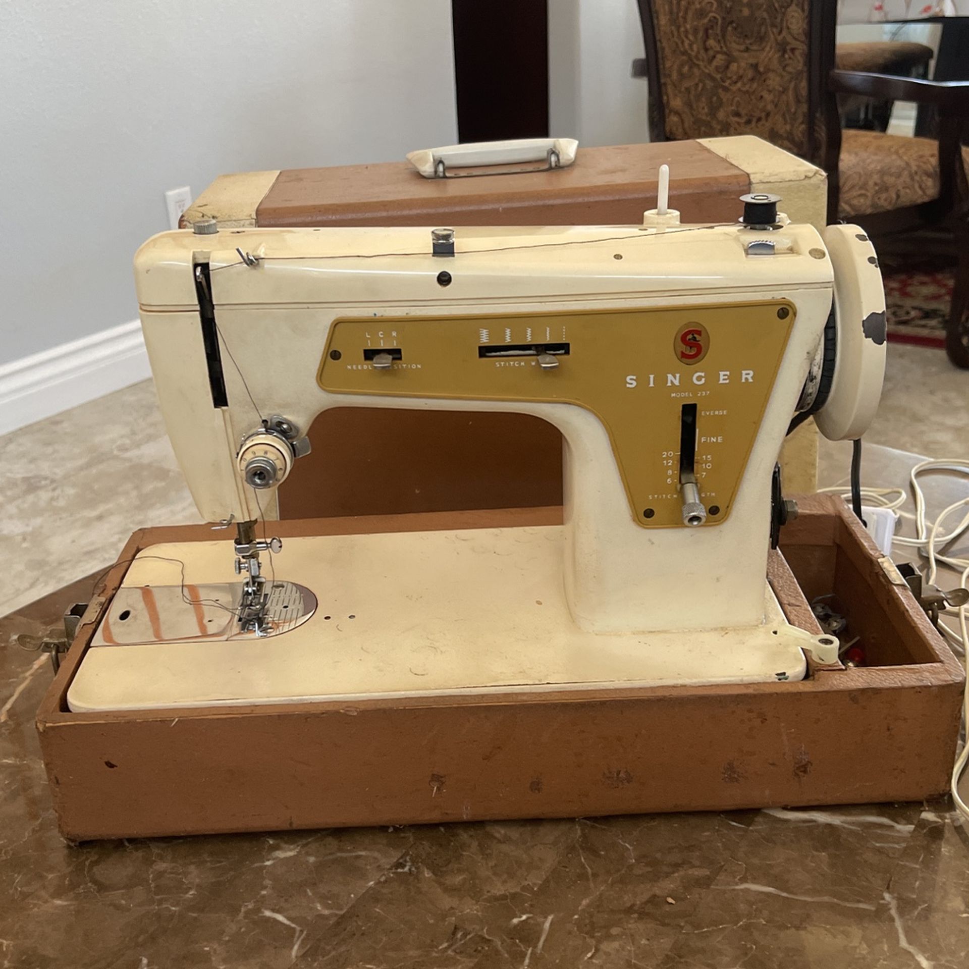 SINGER SEWING MACHINE