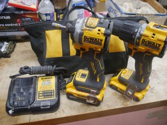 DEWALT DCF850 IMPACT DRIVER 1/4 6MM W  5AH BATTERY & DCD799 1/2 13MM HAMMER DRILL W 2AH BATTERY & DCB112 CHARGER & BAG F8 F7
