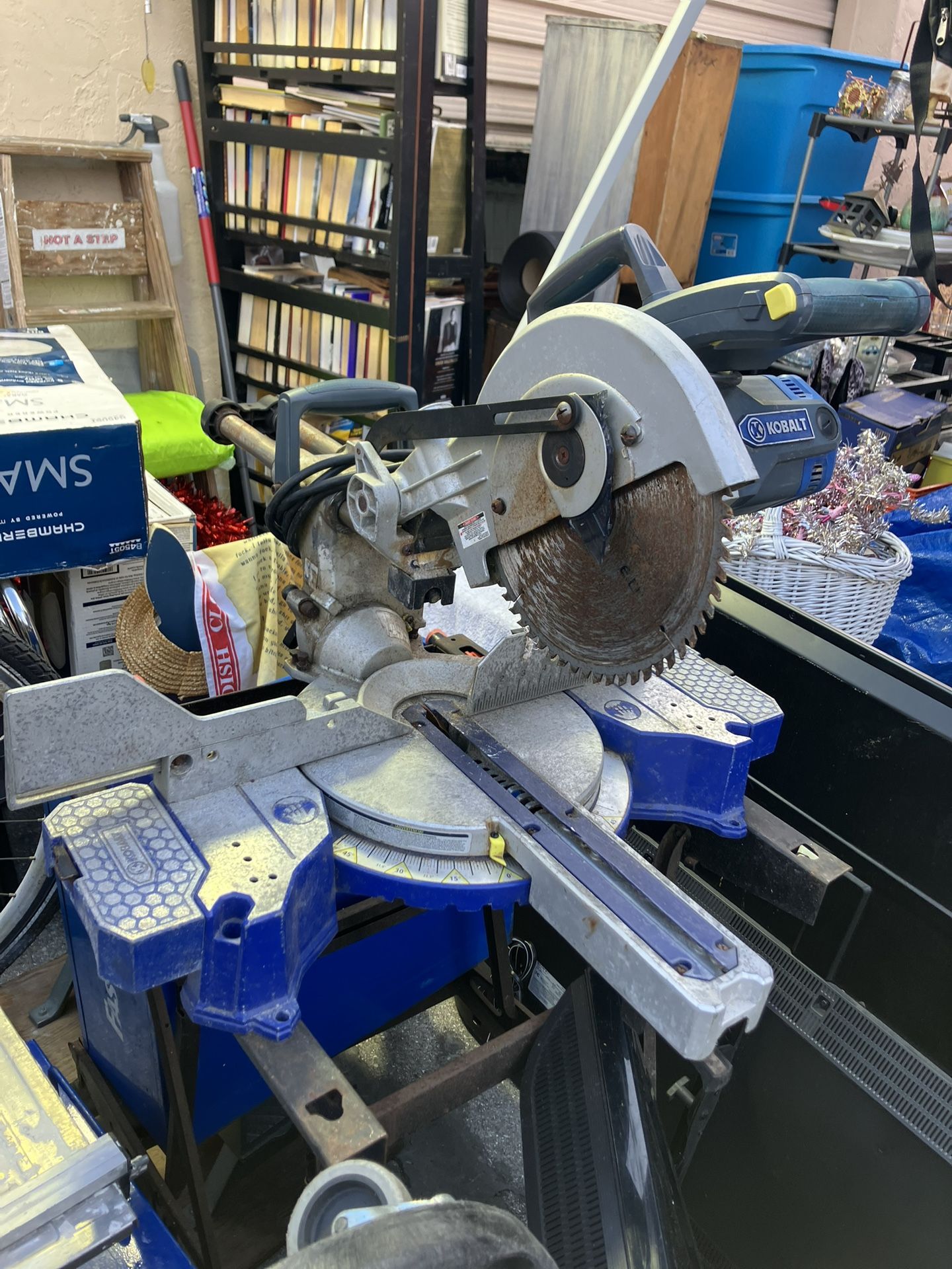KOBALTS DUAL BEVELED SLIDING COMPOUND MITER SAW