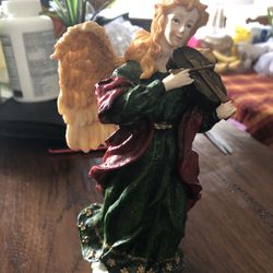 Angel with a violin Figurine