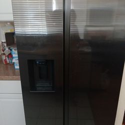 SAMSUNG SIDE BY SIDE BLACK REFRIGERATOR ICE MAKER  (3 Years Old)