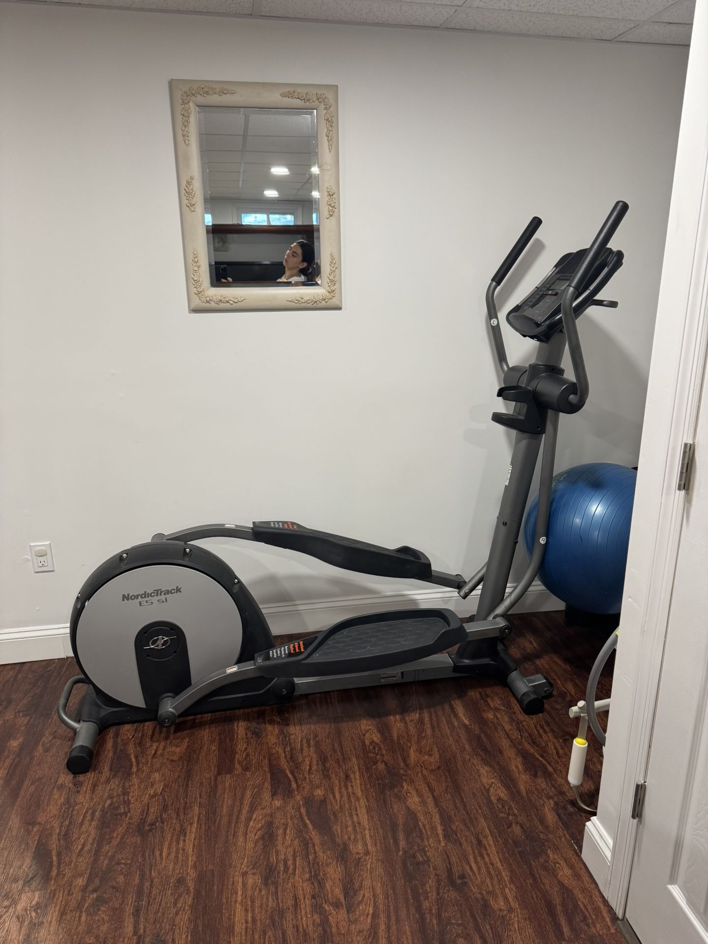 Nordic Track E5 si Space Saver Elliptical Machine
