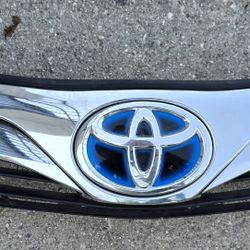 2012 2013  2014 TOYOTA CAMRY LE XLE UPPER CHROME GRILLE WITH EMBLEM 