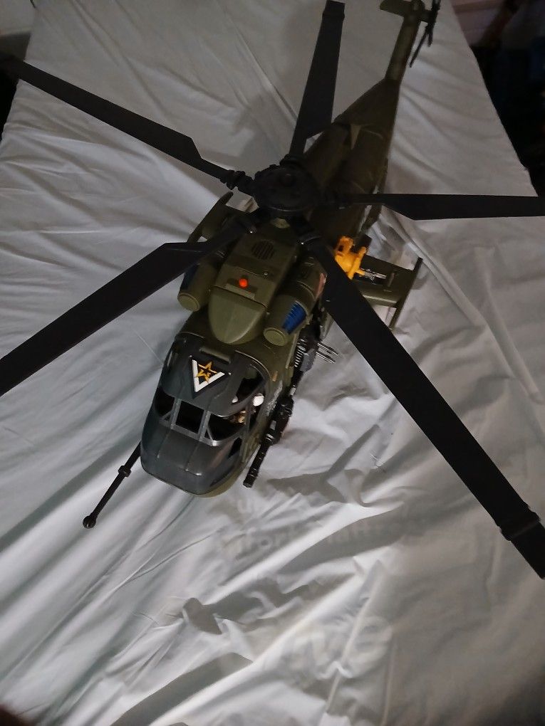 Huge Helicopter With Tank An Soldiers