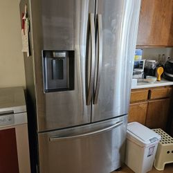 Refrigerator 27 Cu  Wirh Ice & Water Dispenser Samsung