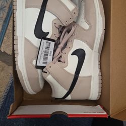 Brand NEW NIKE WOMEN SHOES 