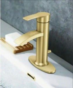 Garrick Single Hole Single Handle Bathroom Faucet in Matte Gold