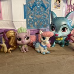 Disney Palace Pets Yachts And Figurine And Playset