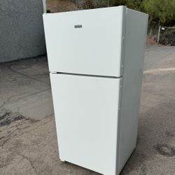 Studio Or 1 Bedroom Apartment Size Hotpoint Refrigerator Fridge Freezer Free Local Delivery/30 Day Warranty