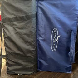 4 Moms Breeze Play-yard, Mattress and sheet Color Grey