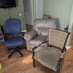 4 Chairs & Dog Steps For Bed