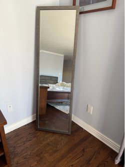 Free mirror and lamps