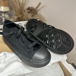 BLACK LOW TOP CONVERSE 