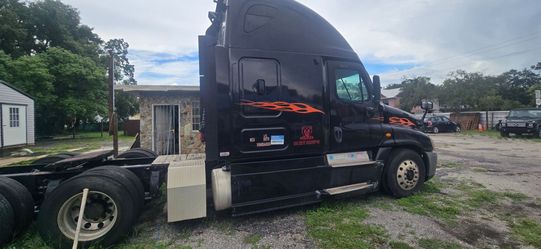 2013 Frieghtliner Sleeper Truck