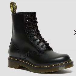 Dr. Martens Size 7 1460 WOMEN'S SMOOTH LEATHER LACE UP BOOTS black journeys