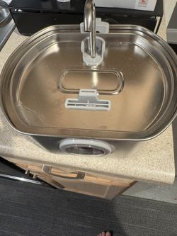 Automated water fountain for dogs or cats 