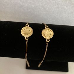 2 Bracelet love & peace features the word