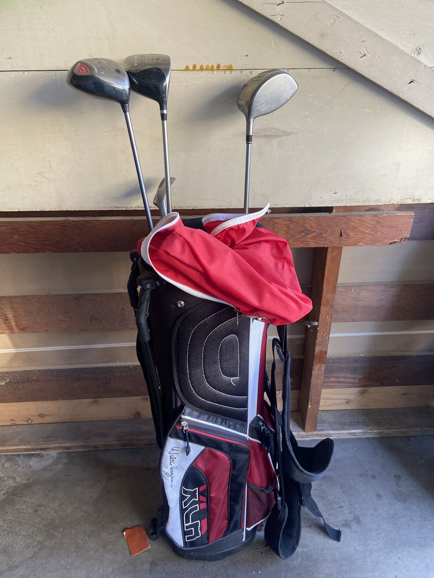 Walter Hagen gulf bag and clubs in great condition
