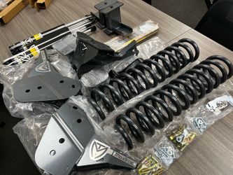 2017-2022 F-250/F-350 6” Maxtrac Lift Kit w/ twin tube black shocks