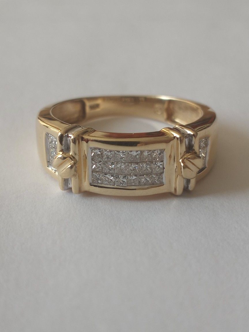 14kt Gold Diamond Ring. 30 Diamond Count.