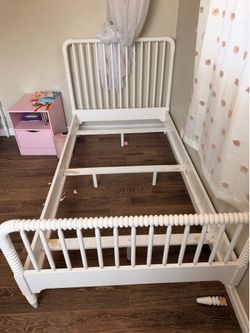 FREE TWIN WHITE BED