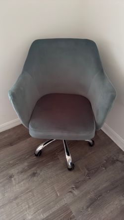 Task chair with wheels