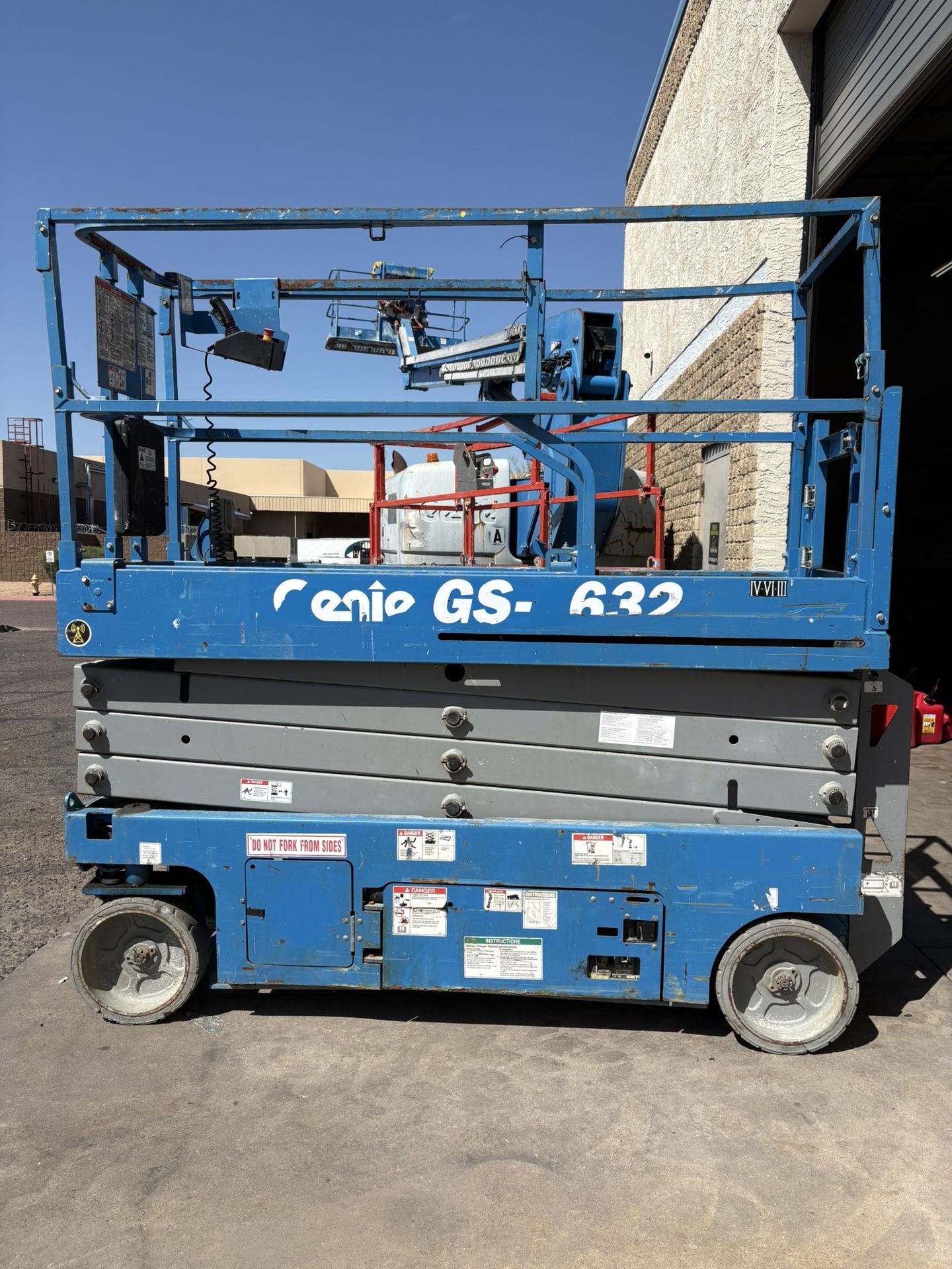 Scissor lift