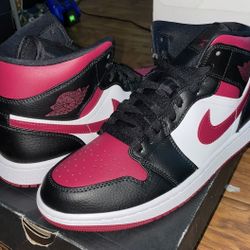 Air Jordan 1 Mid Bred Toe  Size 8.5