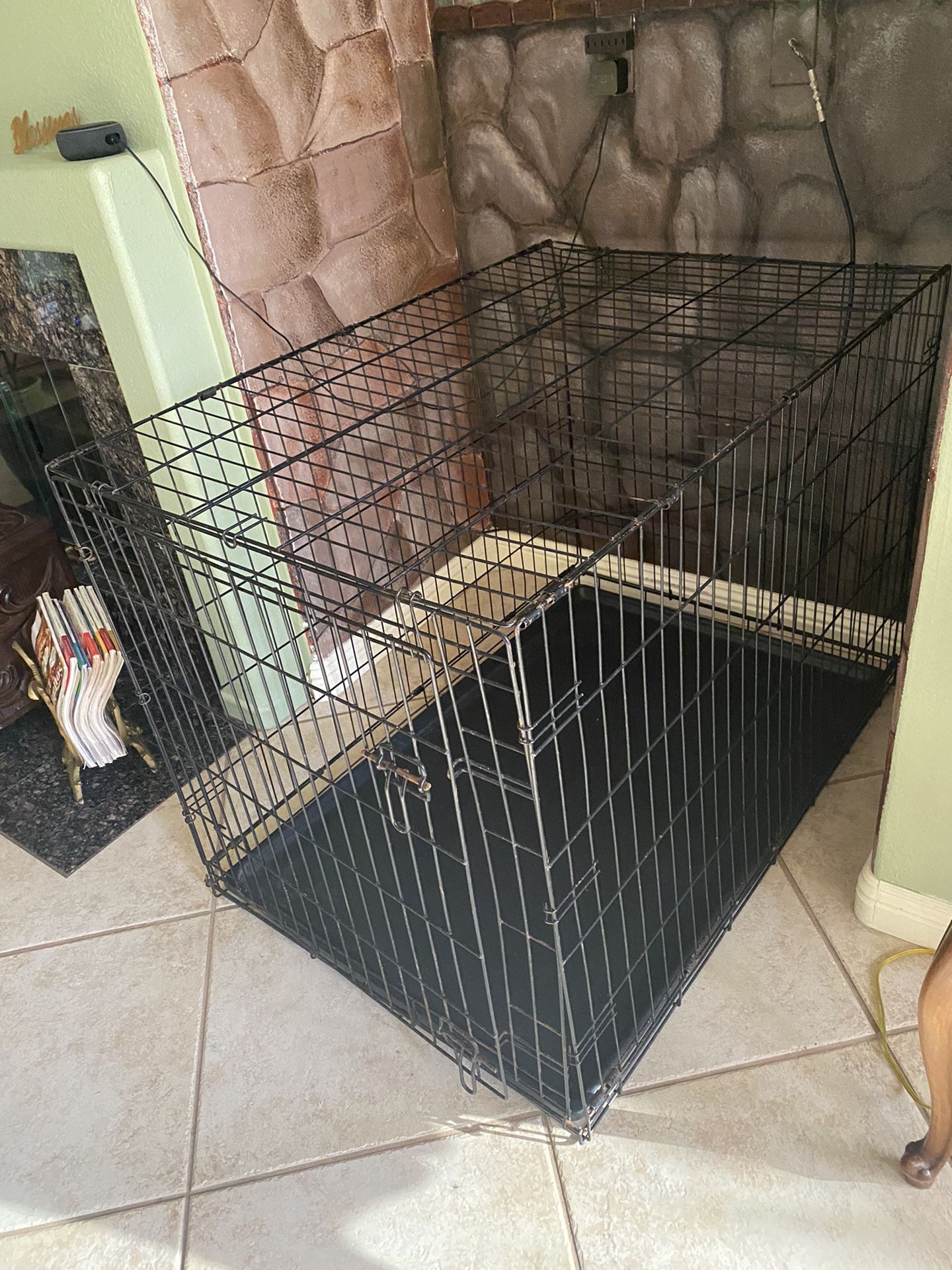 Extra large wire dog kennel with tray.