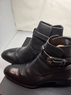 Authentic Saint Laurent Paris Wyatt 40 Buck boots in black leather. Made in Italy. Size EU 43. Signature engraved buckle hardware, wraparound ankle st