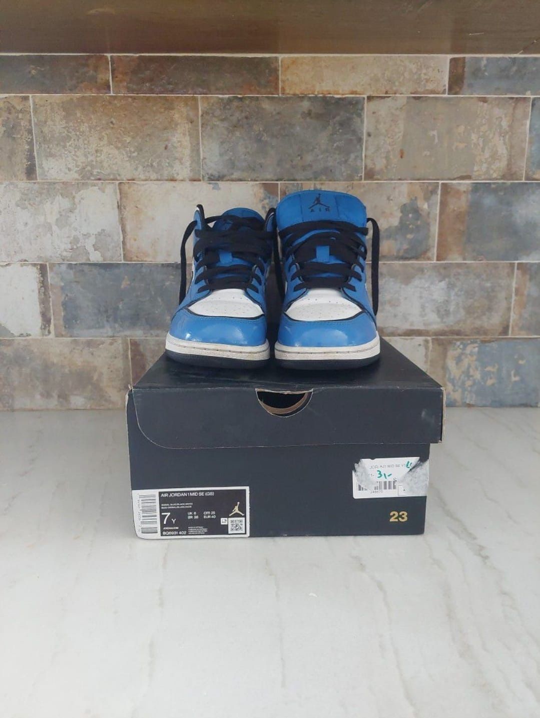 Jordan 1 Mid Signal Blue 