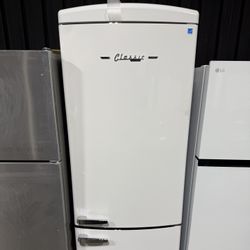 Brand new UNIQUE Classic Retro 28 in. 16.7 cu. ft. Frost Free Bottom Freezer Fridge in Marshmallow White, Energy Star