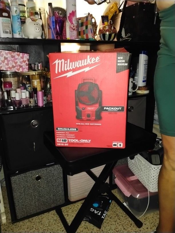 Milwaukee M18 Pack out Wireless Fan And Charger