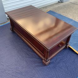 “Thomasville” Solid Wooden Antique/Vintage  Coffee Table / Living Room Table/ Decor Table w/ Drawers
