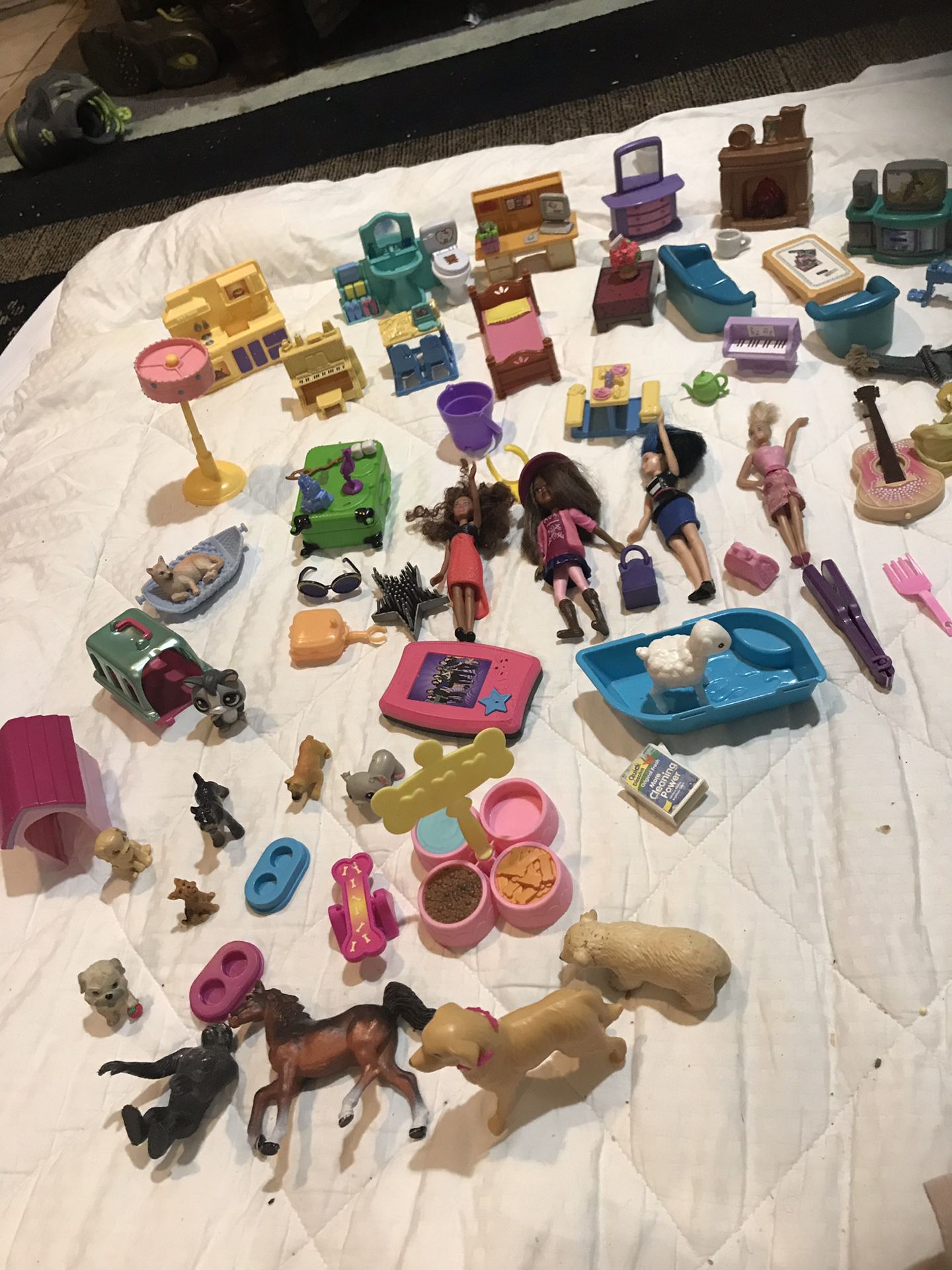 Small toys more than 50 pieces