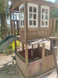 Adorable two story playhouse $100 delivery $40 instead of
