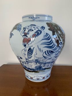 Large Hand-Painted Tiger Porcelain Ginger Jar like new