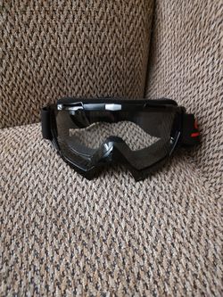 SPORT SKI/MOTORCYCLE GOGGLES.  CLEAR LENS.  ADJUSTABLE STRAP.  NEW.  PICKUP ONLY.