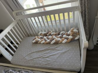 Baby crib, includes mattress and safety rail.