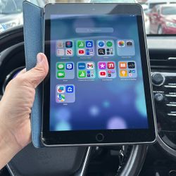 Apple iPad 5th Generation 32 GB cellular at&T + WiFi 