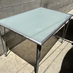 Good condition glass table 46 x 30 x 29“