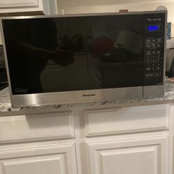 Microwave 2.2 CU Cubic Ft. Panasonic Full Large